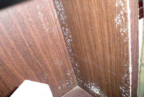 hậu quả của việc sử dụng vật liệu không chống ẩm tốt, dẫn đến hư hại và xuống cấp, phù hợp với nội dung về rủi ro của vật liệu kém chất lượng.