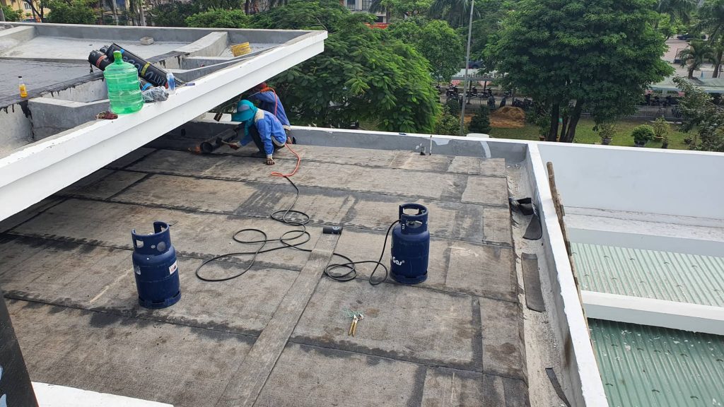 Mẫu nhà phố hiện đại đã hoàn thiện, tường ngoài trời phẳng mịn, không thấm dột, minh họa cho hiệu quả chống thấm chủ động.