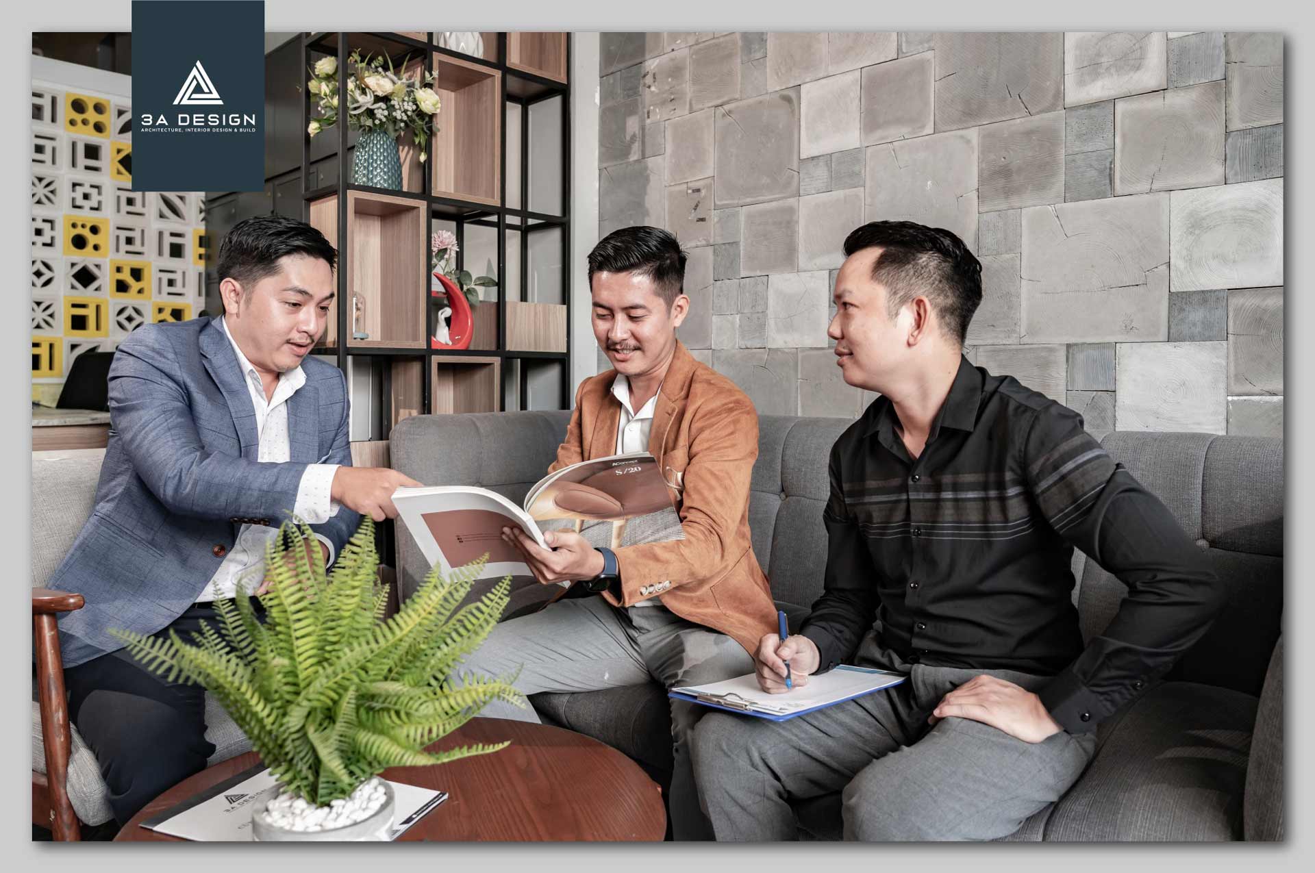 Một cuộc gặp gỡ giữa các kiến trúc sư và khách hàng của 3A Design, đang thảo luận về thiết kế nội thất.