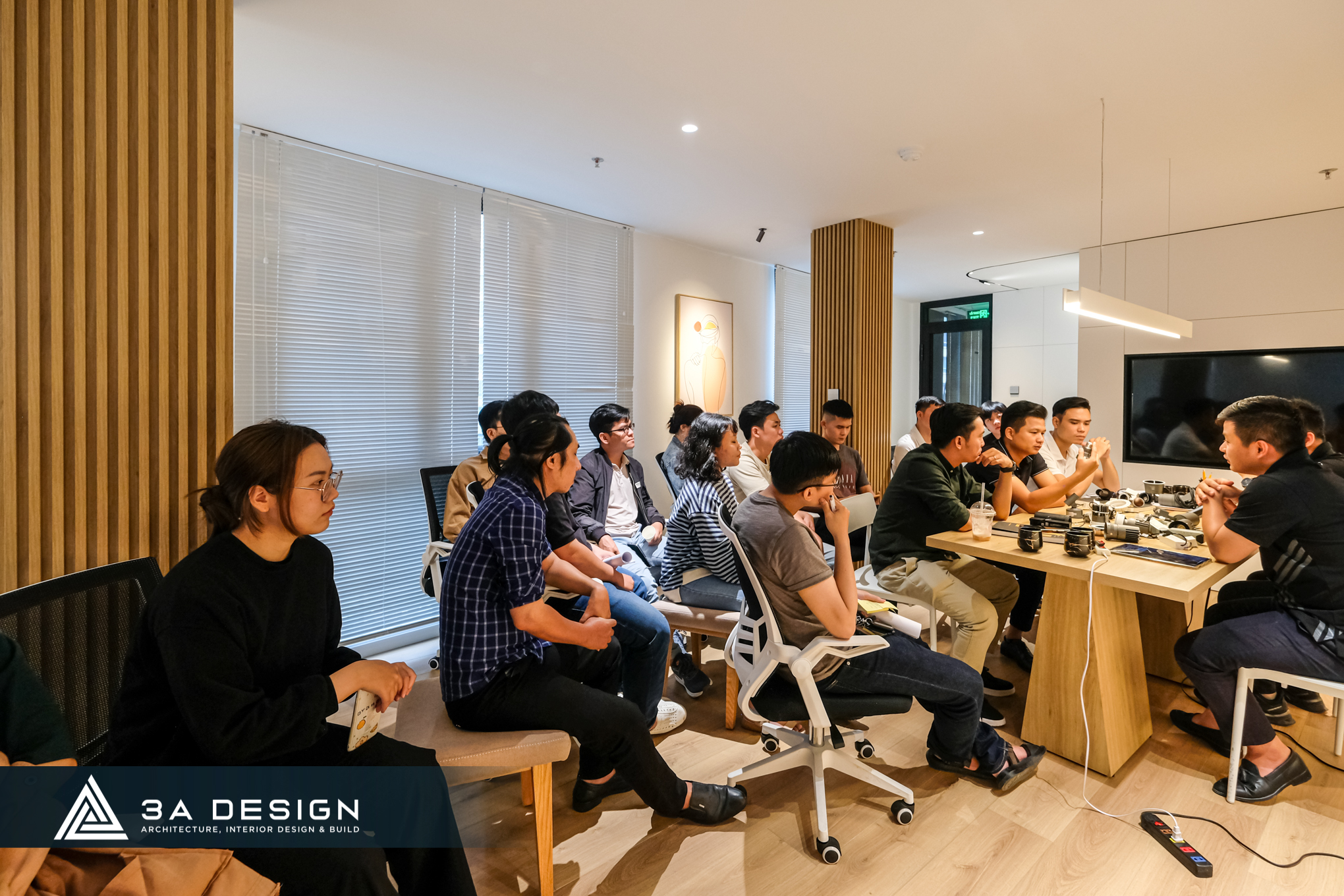Cuộc họp của đội ngũ thiết kế kiến trúc và nội thất, thể hiện sự chân thành và minh bạch trong công việc.