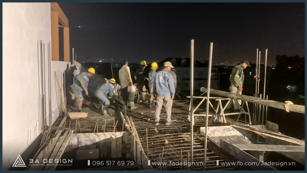 công nhân làm việc ban đêm, thi công đổ bê tông trên sàn cốt thép, minh họa cho khả năng chịu lực căng của cốt thép.