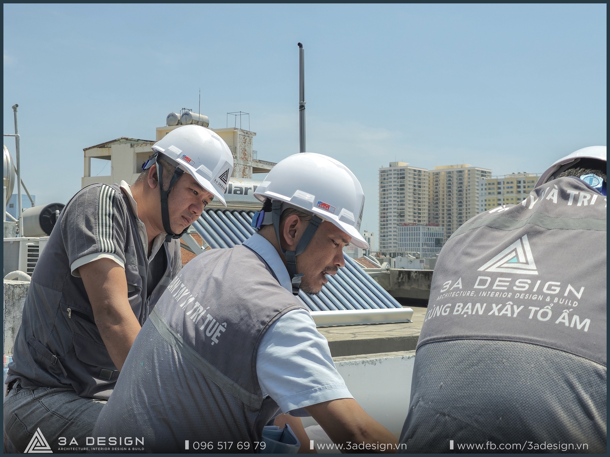 Kỹ sư 3A DESIGN giám sát chất lượng lắp đặt trên mái nhà, khẳng định cam kết giá trị xây nhà bền vững.