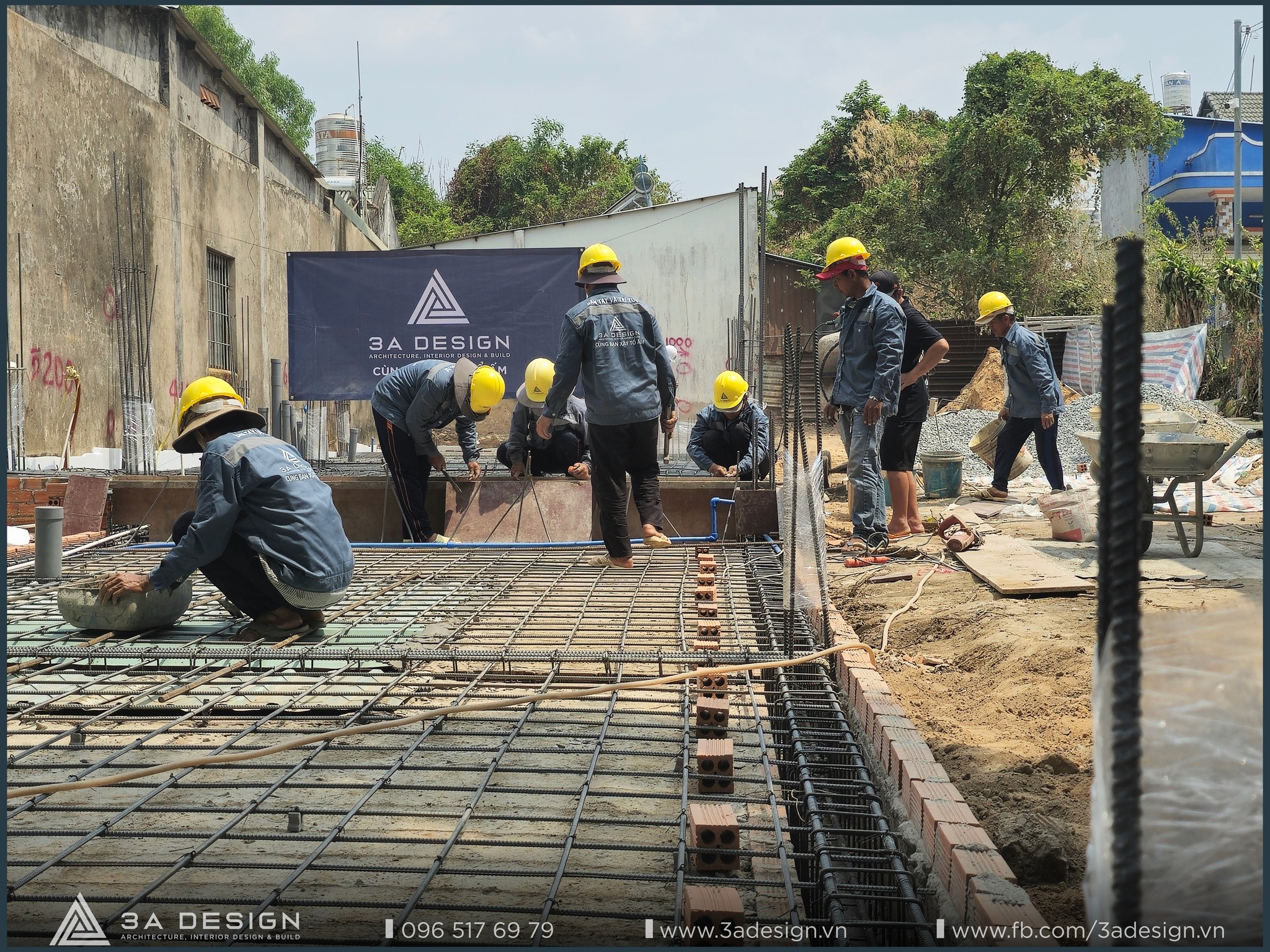 Thi công lắp đặt cốt thép sàn/móng, kiểm tra con kê và buộc nối trước khi đổ bê tông.