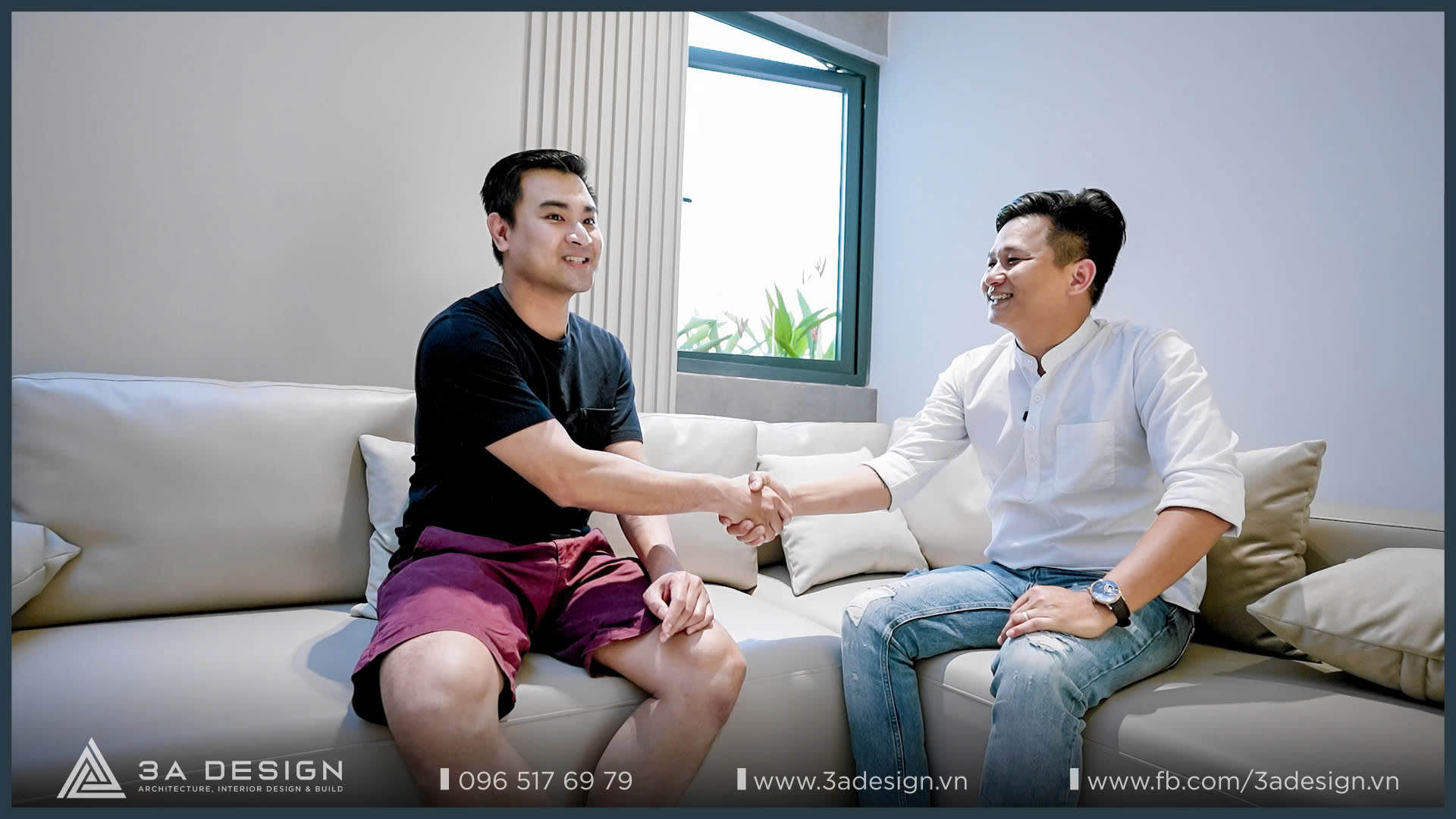 Khách hàng và kiến trúc sư 3A Design bắt tay trong không gian nhà phố vừa hoàn thiện, thể hiện sự hài lòng và hợp tác trọn vẹn sau dự án.