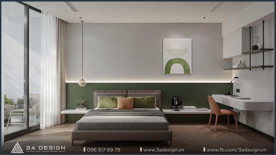 hòng nổi bật với mảng tường màu xanh rêu, giường ngủ êm ái, bàn làm việc gọn gàng và cửa kính lớn ra ban công. 