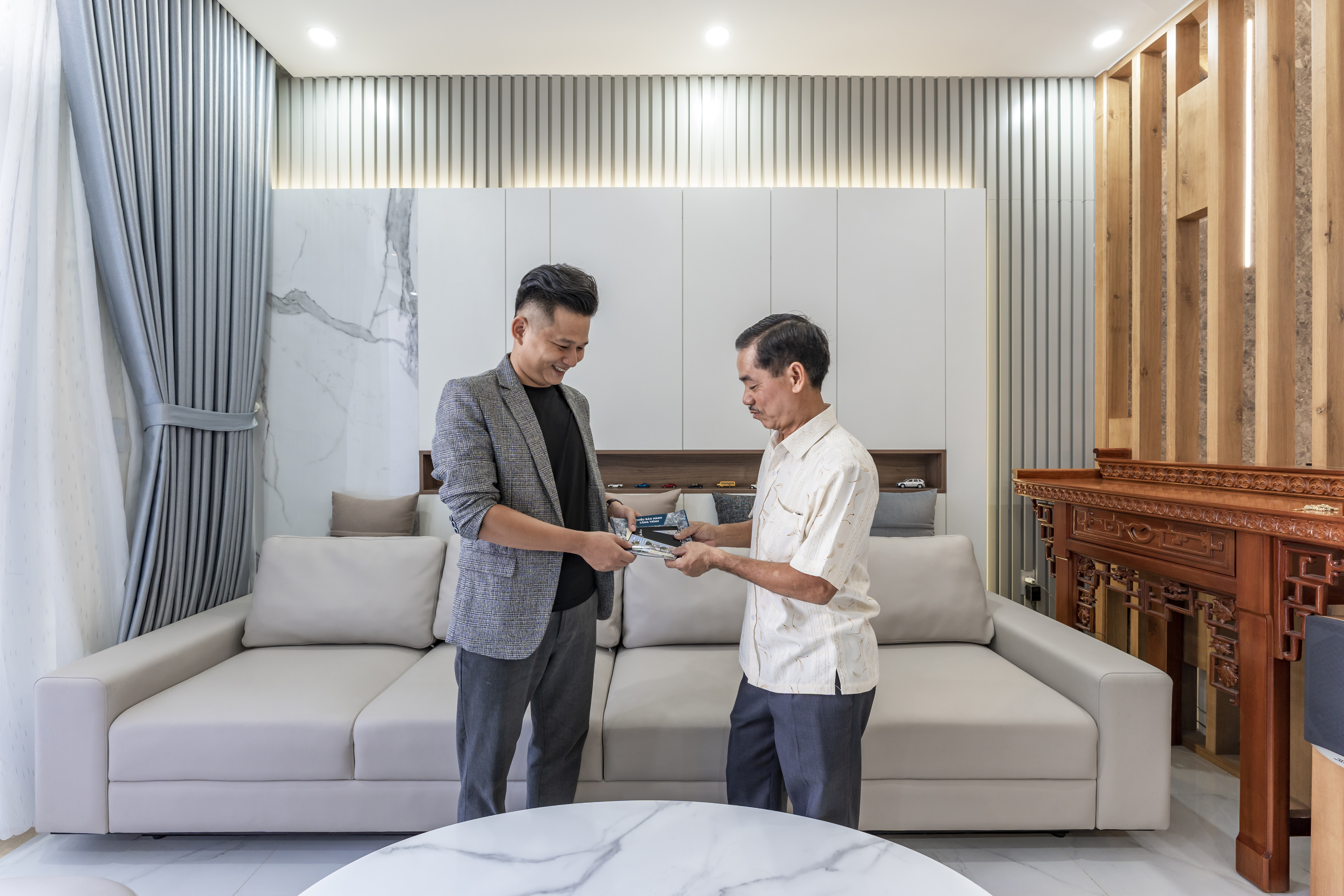 Hai người đàn ông đang trao đổi bàn giao công trình.