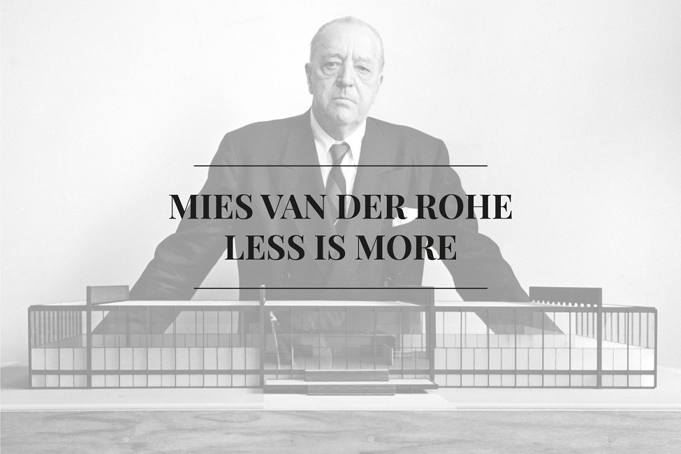 Ludwig Mies van der Rohe đứng sau mô hình kiến trúc hiện đại với dòng chữ "Less is more", đại diện cho triết lý tối giản trong thiết kế kiến trúc và nội thất.