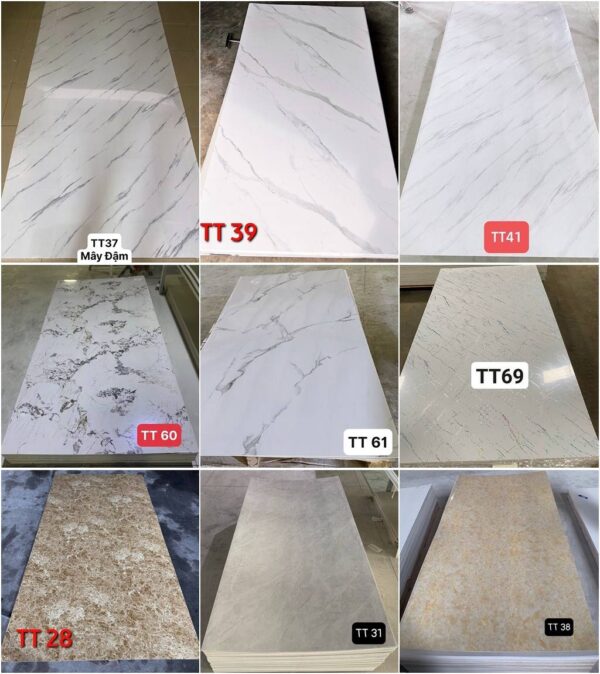 Bảng mẫu tấm nhựa PVC giả vân đá với nhiều màu sắc và họa tiết khác nhau, từ vân đá trắng xám đến vân đá màu be.