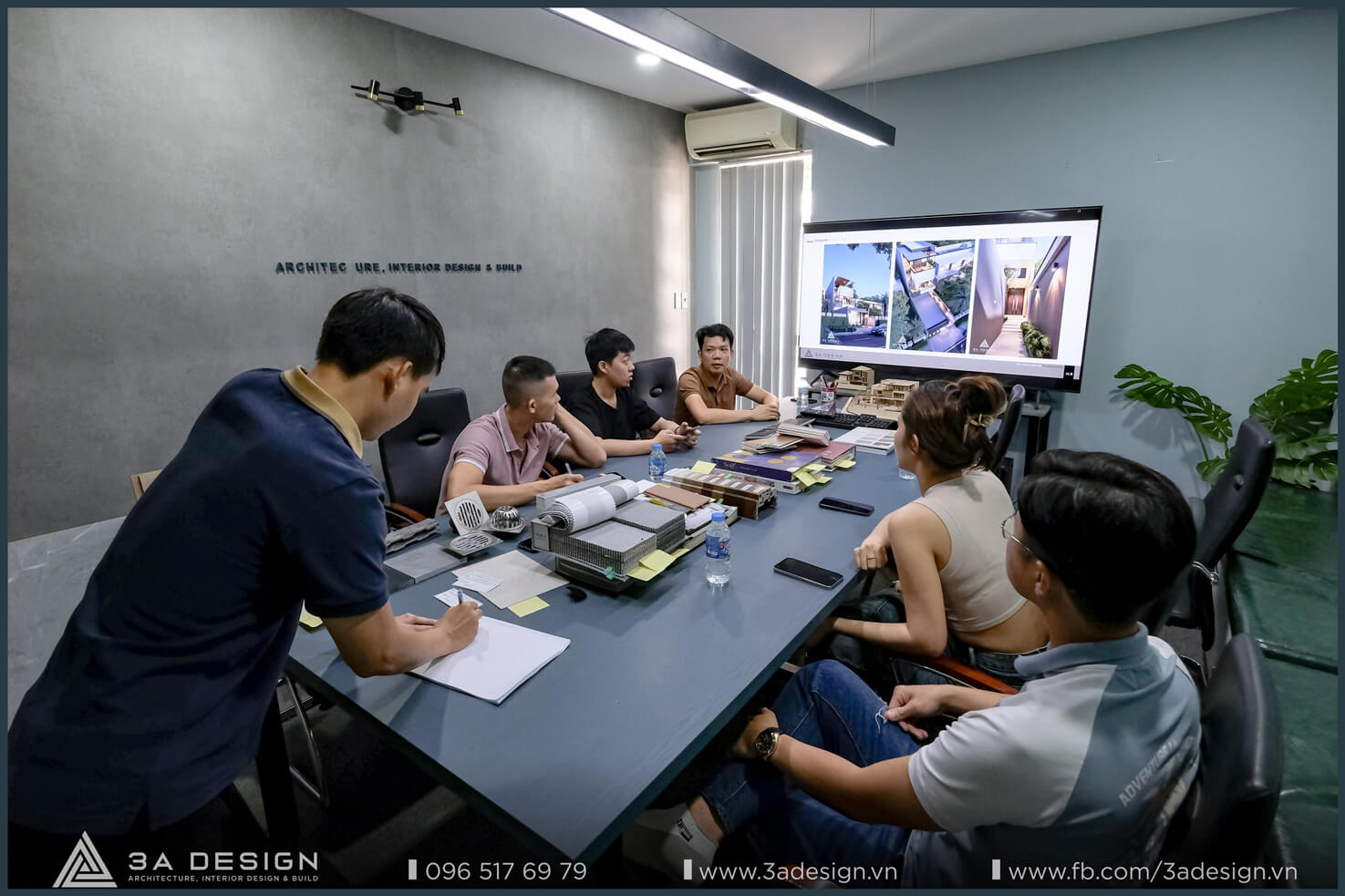 Buổi họp tại văn phòng 3A Design với khách hàng, nơi nhóm thiết kế và gia chủ cùng bàn bạc, chọn vật liệu và ý tưởng để xây dựng một tổ ấm chan chứa cảm xúc và kỷ niệm.