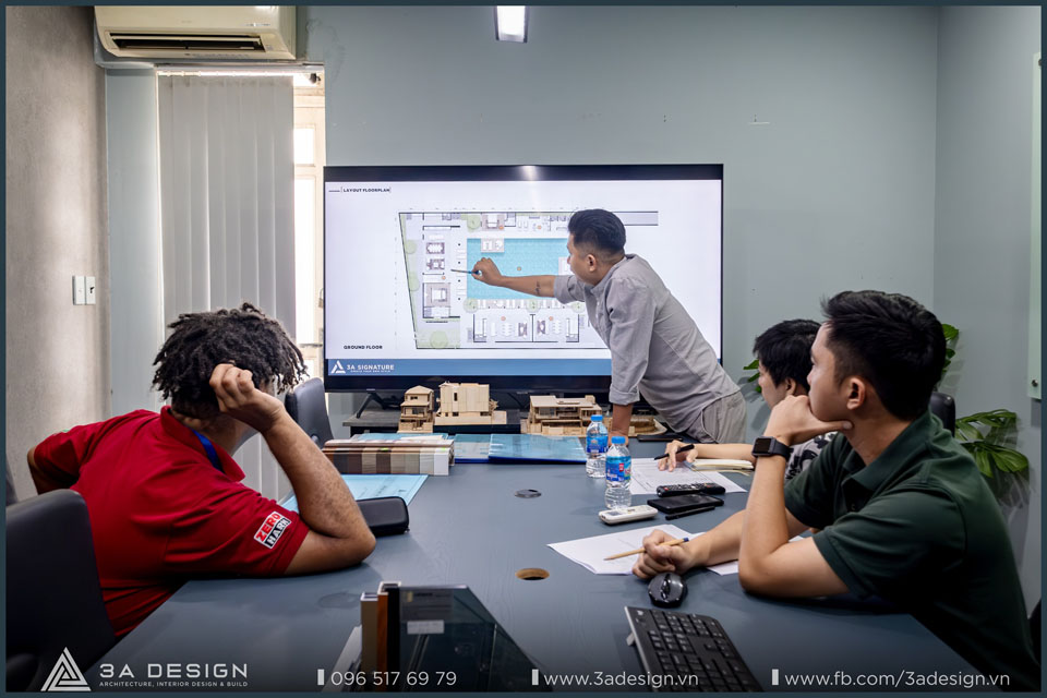Nhóm kiến trúc sư 3A Design đang thảo luận bản vẽ mặt bằng biệt thự nghỉ dưỡng trong buổi họp chuyên sâu, thể hiện tinh thần thiết kế hướng đến trải nghiệm sống và cảm xúc cá nhân.