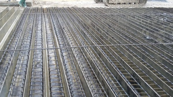 hệ thống cốt thép dầm sàn đã lắp đặt, thể hiện khả năng chịu lực kéo và uốn.