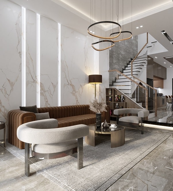 Phòng khách nhà phố hiện đại với sofa da nâu, gầm cầu thang tận dụng làm kệ trang trí, không gian liên thông bếp.