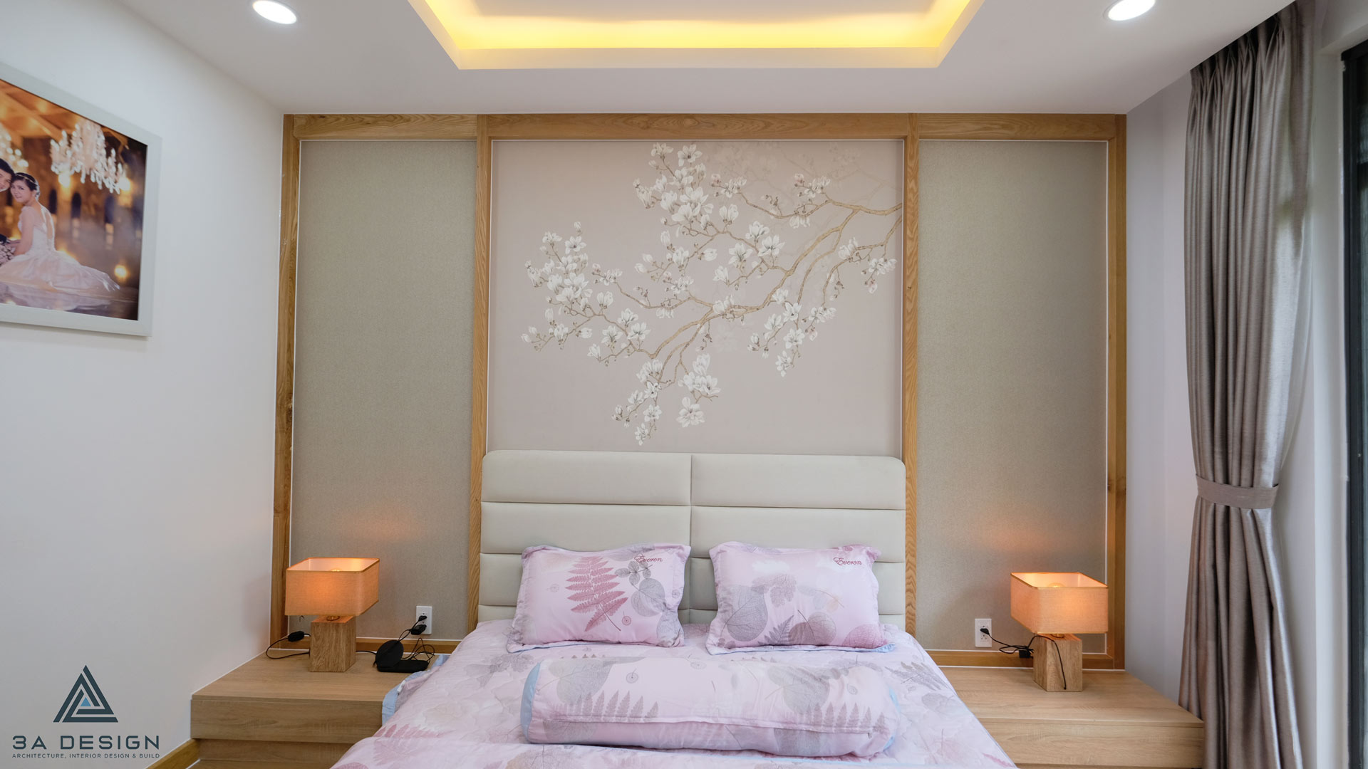 nội thất phòng ngủ master lãng mạn, với tường đầu giường có họa tiết cành hoa và ánh sáng ấm áp. 