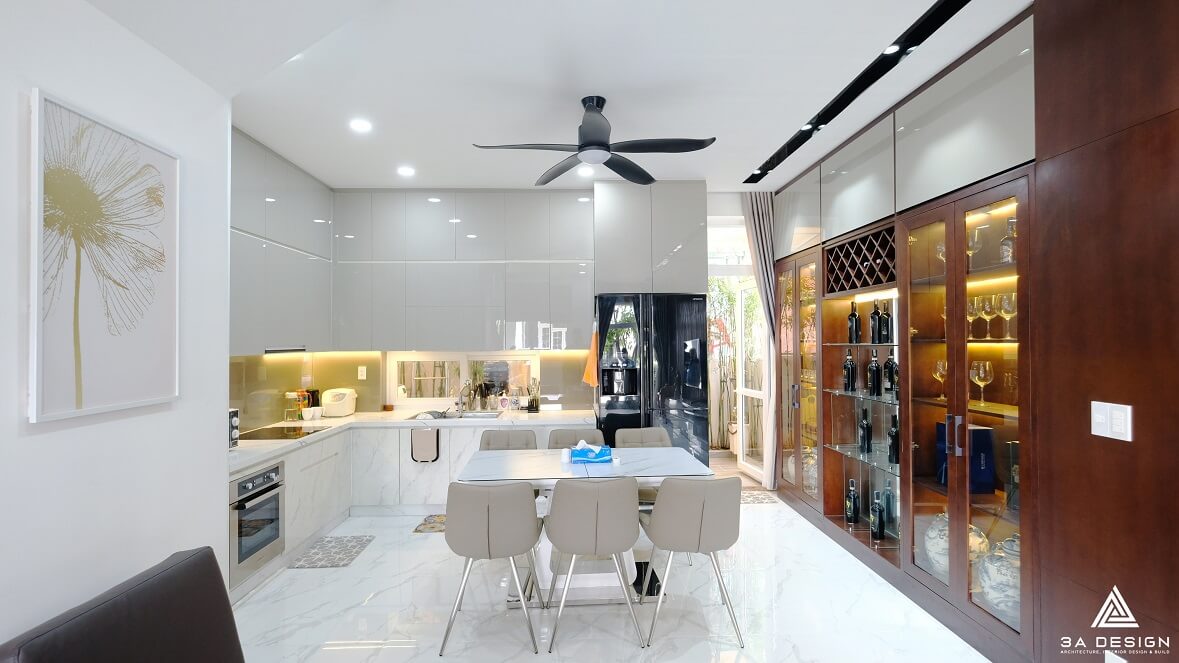 nội thất phòng bếp hiện đại, sử dụng tủ bếp gỗ sẫm màu kết hợp mặt bếp và tường ốp đá vân đen.