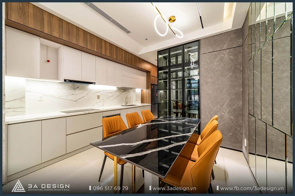 Căn phòng nổi bật nhờ hệ thống đèn chiếu sáng đa dạng, bao gồm đèn chùm, đèn hắt và đèn downlight, tạo ra một không gian ấm áp, tinh tế và đầy tính nghệ thuật.