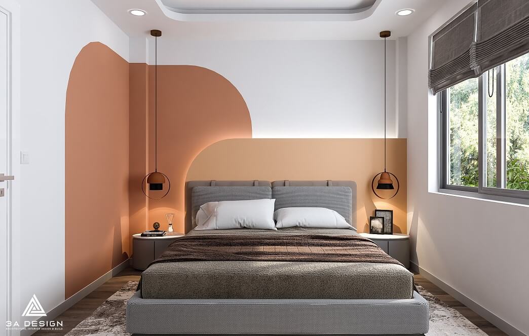 Nội thất phòng ngủ hiện đại, màu cam đất, trắng, giường ngủ, bàn đầu giường, đèn thả trần, tường trang trí hình học, sàn gỗ, rèm cuốn.