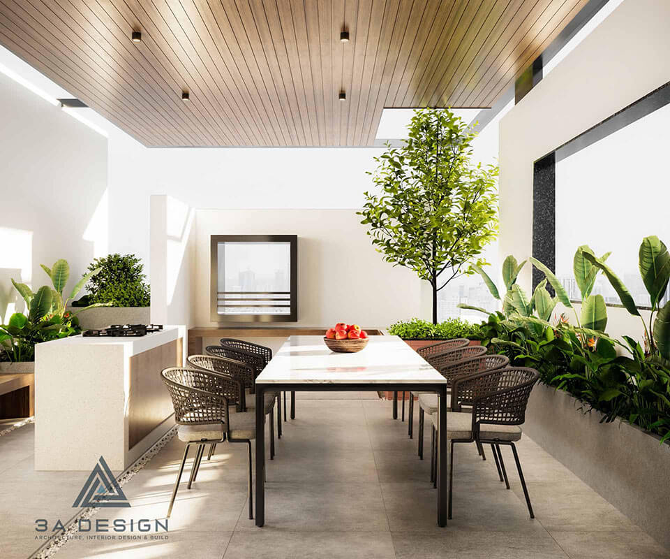 Sân thượng nhà phố có mái che bằng lam nhôm (pergola) hiện đại, bố trí bộ bàn ghế ngoài trời và cây xanh, tạo điểm nhấn kiến trúc.