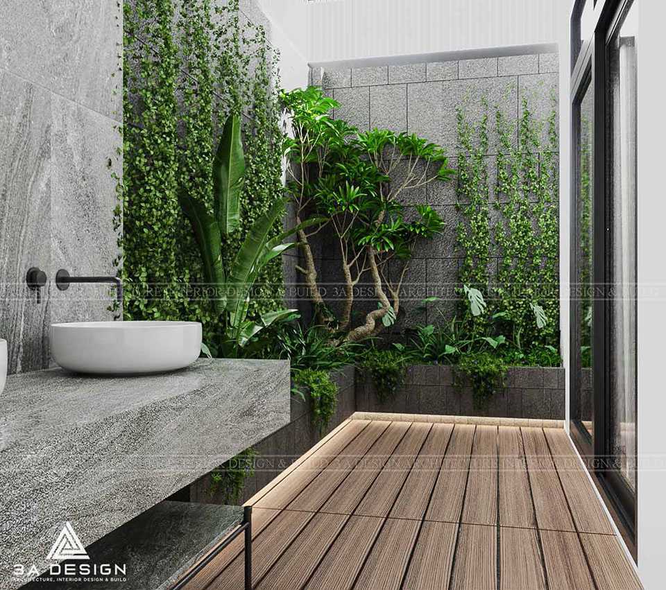Không gian ngoài trời với sàn gỗ và tường cây xanh, nổi bật với lavabo đá và ánh sáng đèn ấm áp.