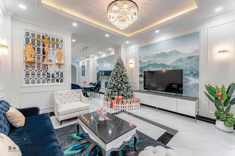 nội thất phòng khách tân cổ điển, nổi bật với sofa màu xanh, đèn chùm pha lê và các đường phào chỉ trên tường