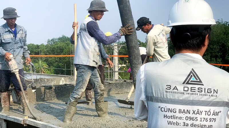 Thi công đổ bê tông sàn/mái tại công trường 3A Design - Áp dụng kỹ thuật đầm nén để đảm bảo cường độ và chất lượng kết cấu.