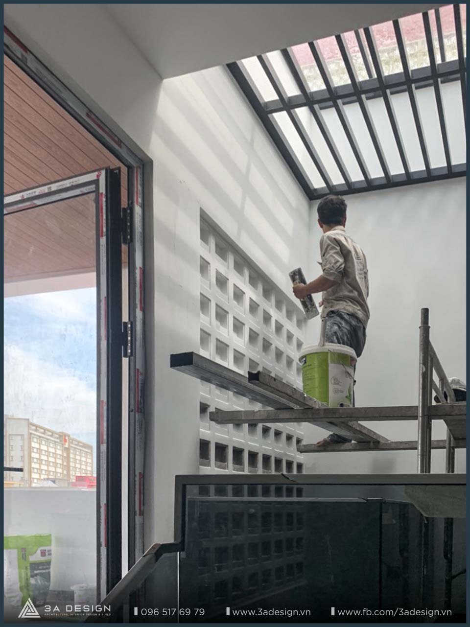 Thi công hoàn thiện tường gạch bông gió trong nhà phố, giai đoạn điều chỉnh ngân sách cho nội thất và thiết bị.