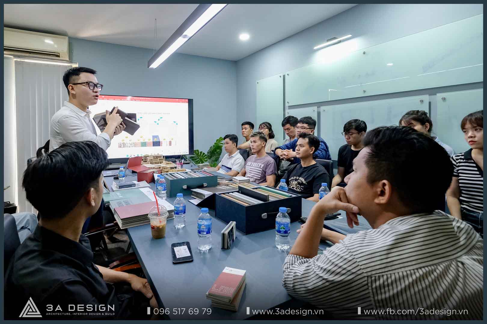 Buổi họp nội bộ tại 3A Design, với các kiến trúc sư đang lắng nghe, thảo luận và trình bày ý tưởng thiết kế cá nhân hóa không gian sống cho khách hàng.