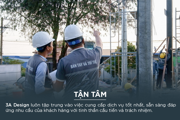 Hai kỹ sư 3A Design đang trao đổi tại công trường, thể hiện sự tận tâm và trách nhiệm trong công việc.