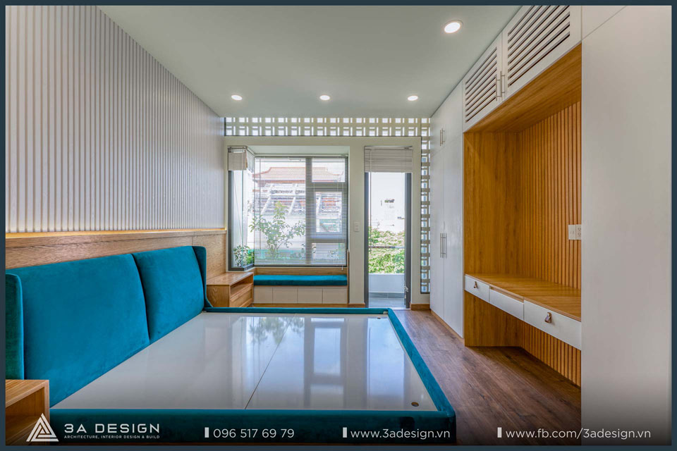 phòng ngủ master hiện đại với tone màu gỗ và xanh kết hợp với nhau