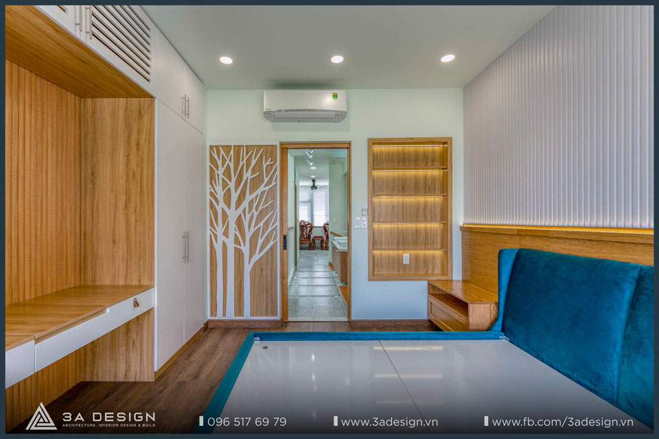 phòng ngủ master hiện đại với tone màu gỗ và xanh kết hợp với nhau