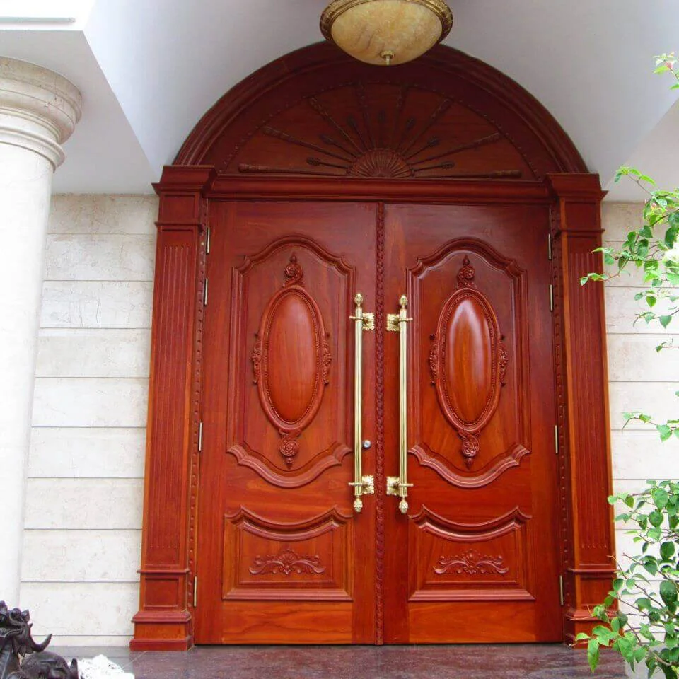 cửa sân trước bằng gỗ thông đỏ