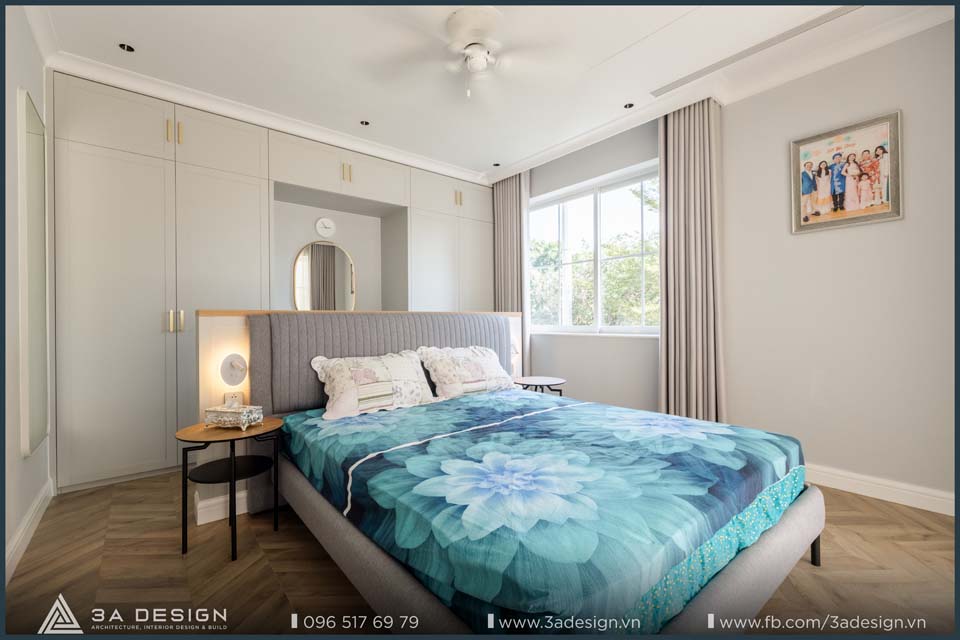 phòng ngủ với tone màu tối giản và hướng ra ban công