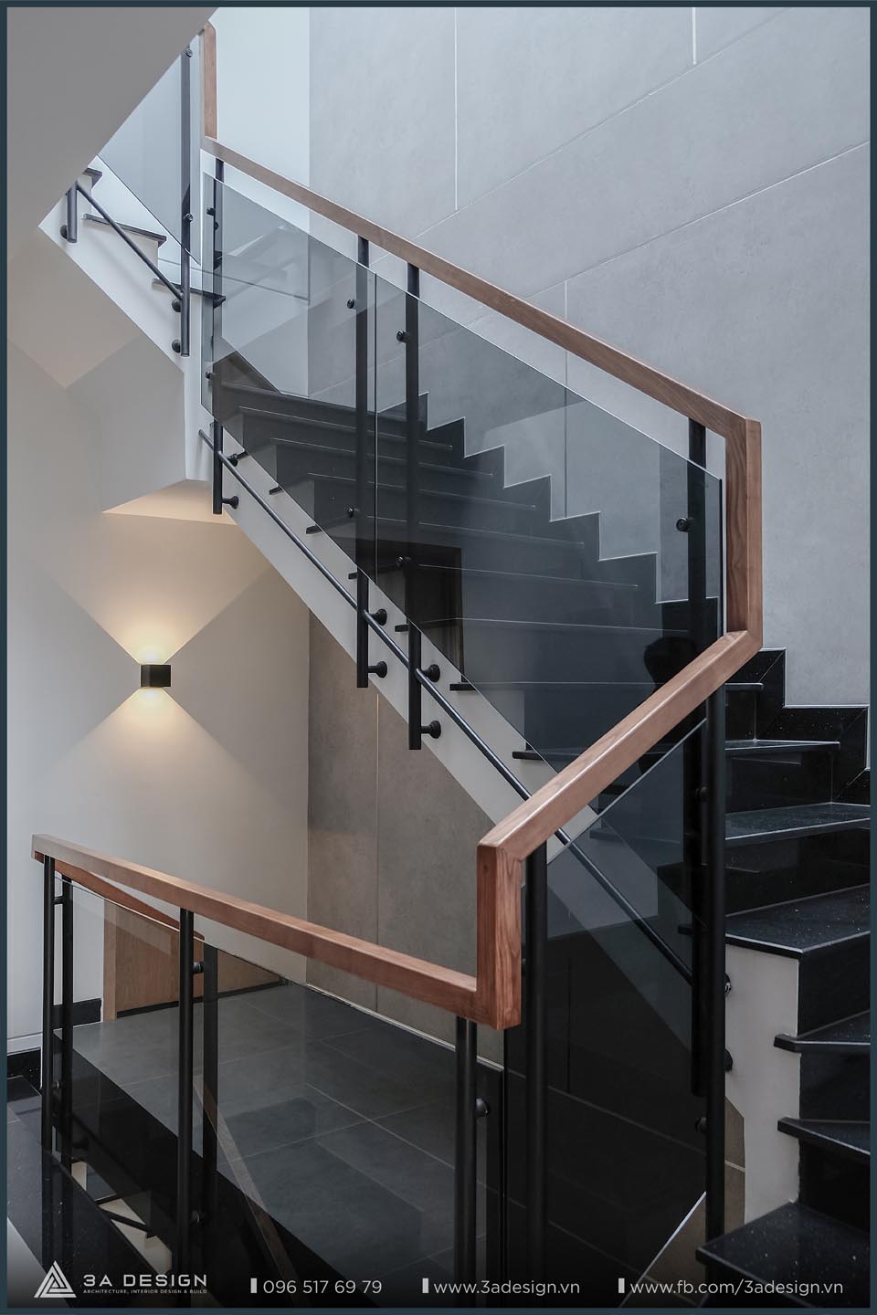 hành lang cầu thang được sử dụng kính trong đen
