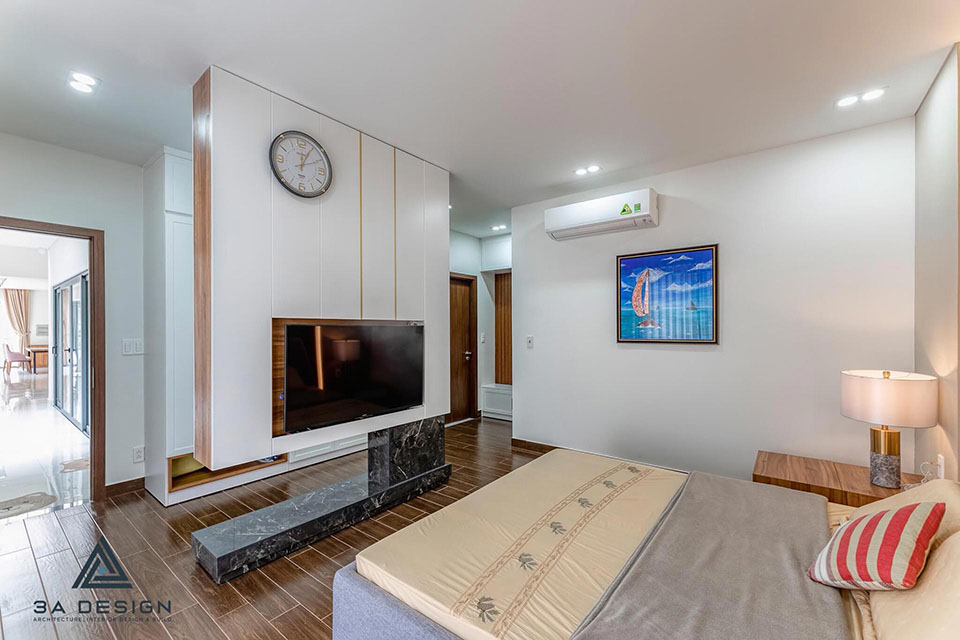 phòng ngủ master hiện đại với màu trắng, gỗ làm chủ đạo